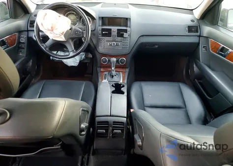 2010 Mercedes-Benz C 300 z USA, uszkodzony, nr VIN WDDGF5EB2AF476727